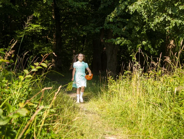 어린 소녀가 숲의 외출 — 스톡 사진