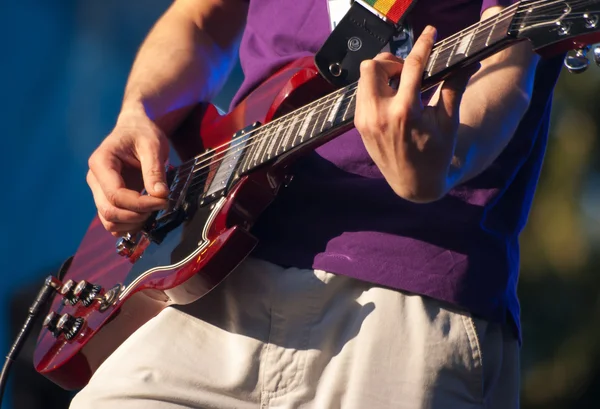 Mâinile chitaristului în concert — Fotografie, imagine de stoc