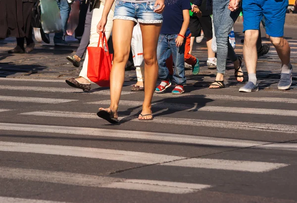 Pés dos pedestres na rua da cidade — Fotografia de Stock