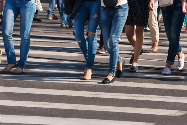 Kaki pejalan kaki berjalan di penyeberangan — Stok Foto