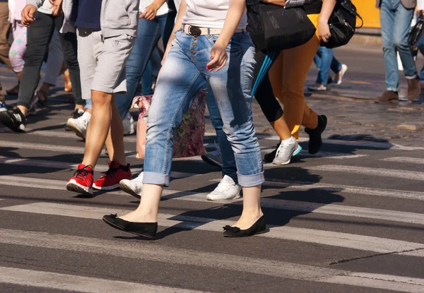 Voeten van voetgangers lopen op de oversteekplaats — Stockfoto
