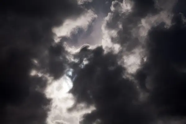 Schwarze Gewitterwolke mit Sonnenstrahl — Stockfoto