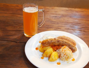 sebze ve kupa bira ile sosis