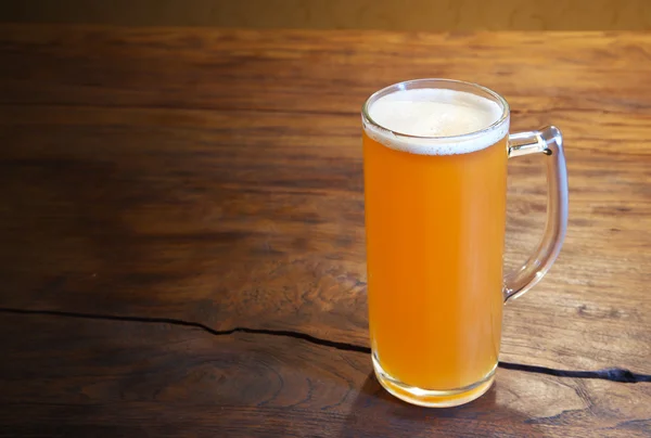 Caneca de cerveja na mesa — Fotografia de Stock