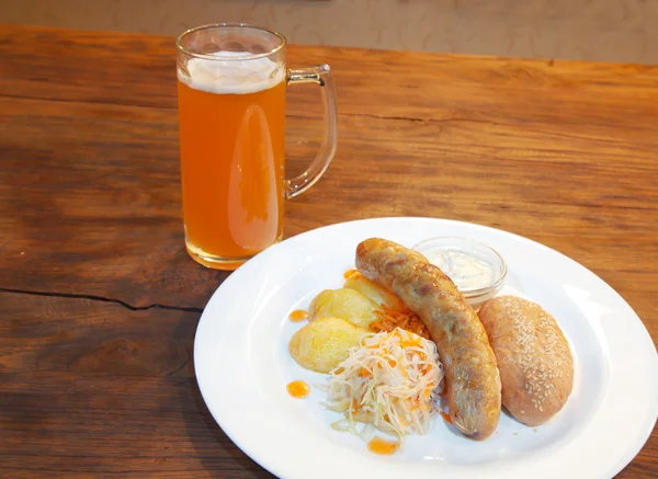 Λουκάνικα με λαχανικά και κούπα με μπύρα — Φωτογραφία Αρχείου