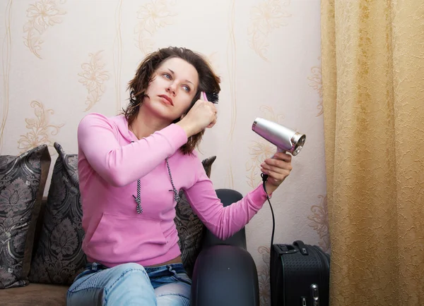 Wanita mengeringkan pengering rambut — Stok Foto