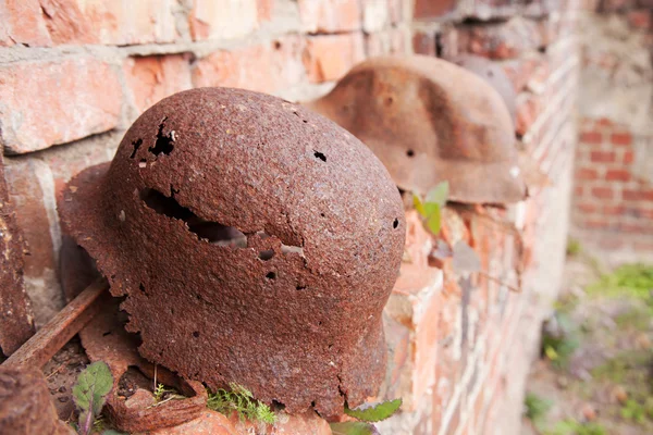 Dos viejos cascos militares oxidados —  Fotos de Stock