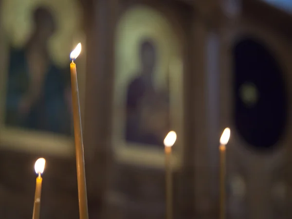 Brûler des bougies dans une église — Photo