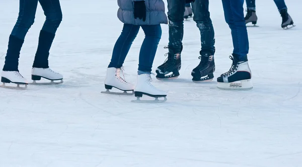 Benen van mensen schaatsen close-up — Stockfoto