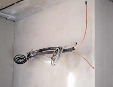 Yeni oda ayrıntı duvardaki kablolama