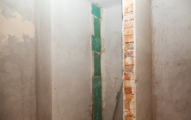 Yeni daire sıvalı duvarlar