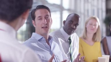 iş grubu fikirleri tartışmak