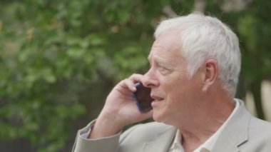 Cep telefonuyla konuşan adam.