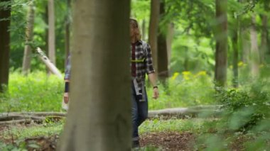 Çift ormanda hiking