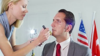 Sanatçı işadamı tv yayını için hazırlar.