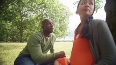 Hamile kadın eşi ile savunuyor