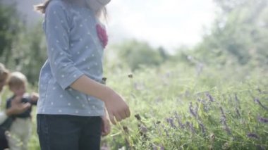 Kız açık havada aile ile vakit