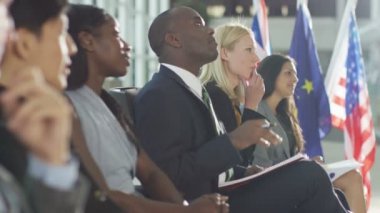 Grup toplantısında hoparlör dinleme