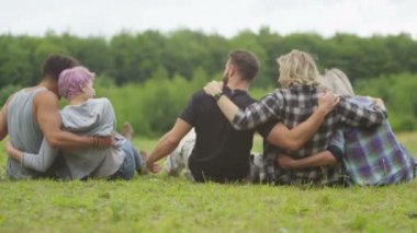   Arkadaşlar dışarıda vakit geçiriyor.