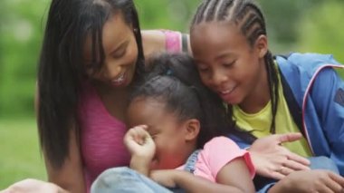  Anne ve çocuk parkta eğleniyor