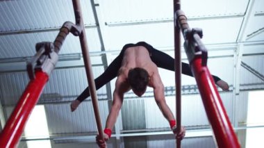 Paralel Çubuklar üzerinde eğitim jimnastikçi