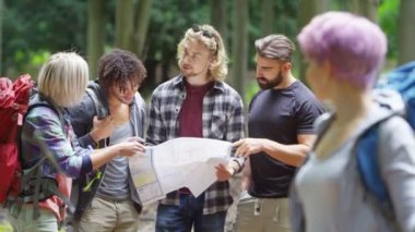   Arkadaş grubu yürüyüşe gülümseyen kadın