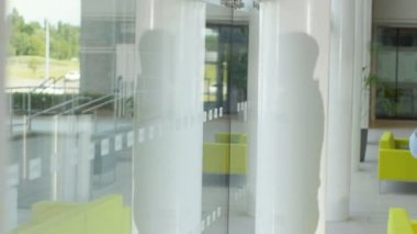 İşadamı ofis pencereden görünüyor