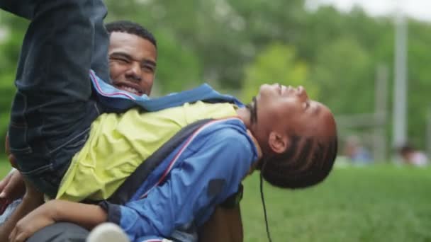 Padre e hijo divirtiéndose en el parque — Vídeo de stock