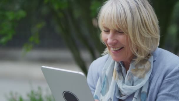 Mulher usando tablet computador — Vídeo de Stock