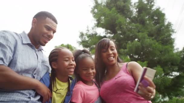 Familie posiert für ein Selfie — Stockvideo