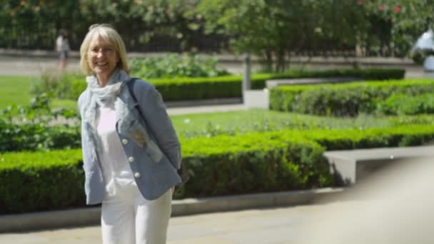 Paar die plezier hebben in het park — Stockvideo