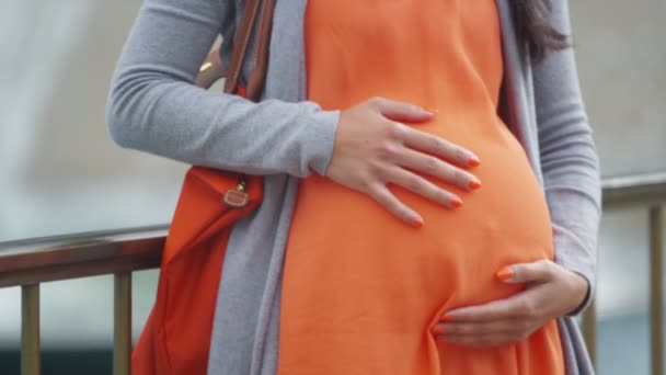 Mujer esperando un bebé , — Vídeo de stock