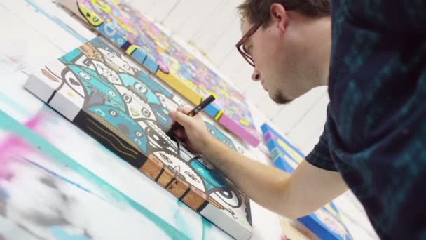 Művész dolgozik egy vászon — Stock videók