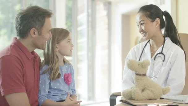 Doctor hablando con padre e hijo — Vídeos de Stock