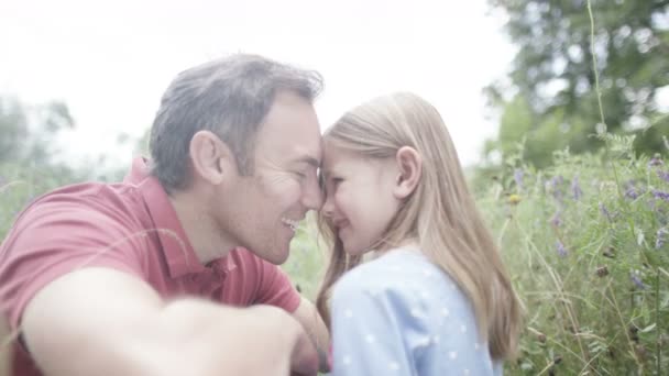 Padre e hija pasar tiempo al aire libre — Vídeo de stock