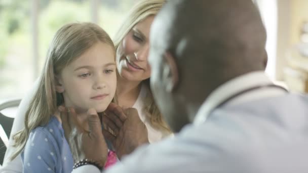 Médico falando com mãe e criança no escritório — Vídeo de Stock