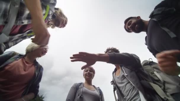 Arkadaşlar bir daire şeklinde ellerini koymak — Stok video