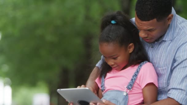 Pai e filha olhando para tablet computador — Vídeo de Stock