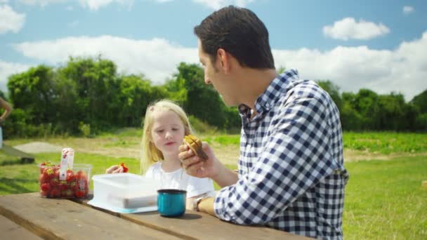 Vater isst frisch gepflücktes Obst — Stockvideo