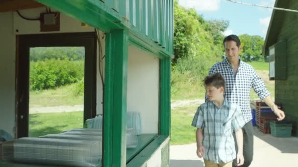 Vater und Sohn sammeln Container ein — Stockvideo