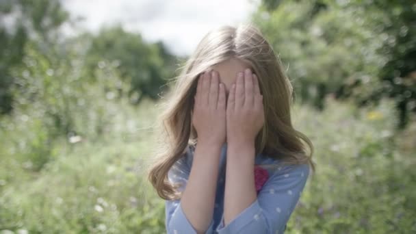 Дівчинка, граючи на відкритому повітрі — стокове відео
