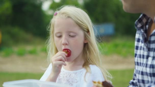 Padre comiendo frutas recién recogidas — Vídeos de Stock