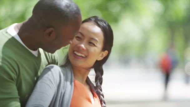 Couple relaxant dans le parc — Video