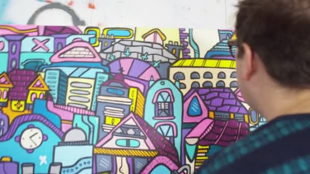 Artista grafico mettere su una tela — Video Stock