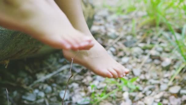 Bara fötter vickar i skogsmiljö — Stockvideo