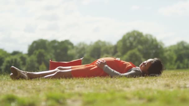 Женщина отдыхает в парке — стоковое видео
