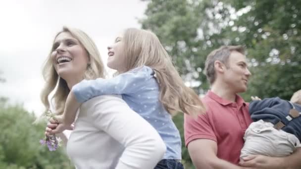 Семья проводит время на открытом воздухе — стоковое видео