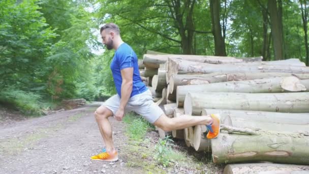 Man uit te werken in het bos — Stockvideo