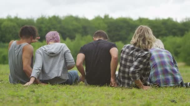 Amigos pasando tiempo al aire libre — Vídeo de stock