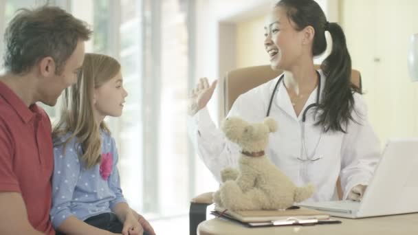 Doctor talking to father and child — Stock Video